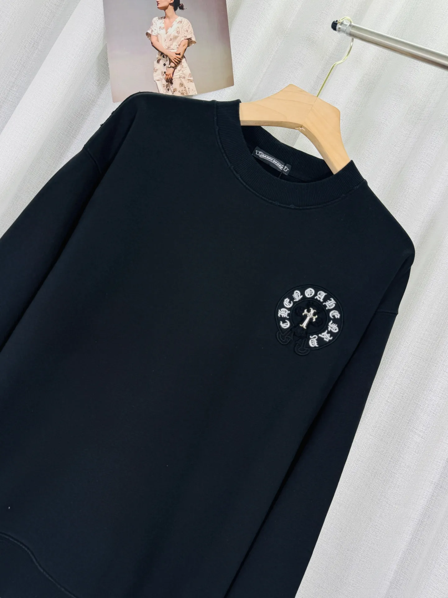 P280 top version, real shot without P, ​​different from market currency) 𝗖𝗵𝗿𝗼𝗺𝗲 𝗛𝗲𝗮𝗿𝘁𝘀/Cro Heart 2025 washed patch embroidery autumn and winter new original single counter American laser burnt 3D three-dimensional color embroidery couple casual sweatshirt 👑The highest version! Customized fabric 430g tripe terry fabric! American acid-washed and distressed original fabric laser burnt ✟appliqué embroidery and exquisite embroidery of letters! The best-selling model in the counter, very comfortable to wear. Accessories: original molded and authenticated collar label➕100% silk wash label. Genuine purchase-grade original hangtag➕matching hanging rope➕3D hanging beads➕original packaging bag. Craftsmanship: The original version has consistent wiring! The highest version of the armhole matching technique! Color: Pink Black Size: S M L XL Style No.: 9332